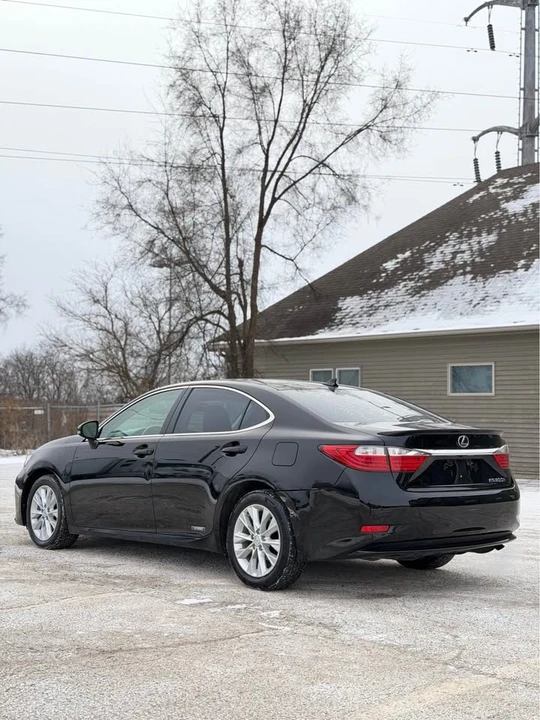 2013 Lexus ES 6th Gen - Image 5 of 10