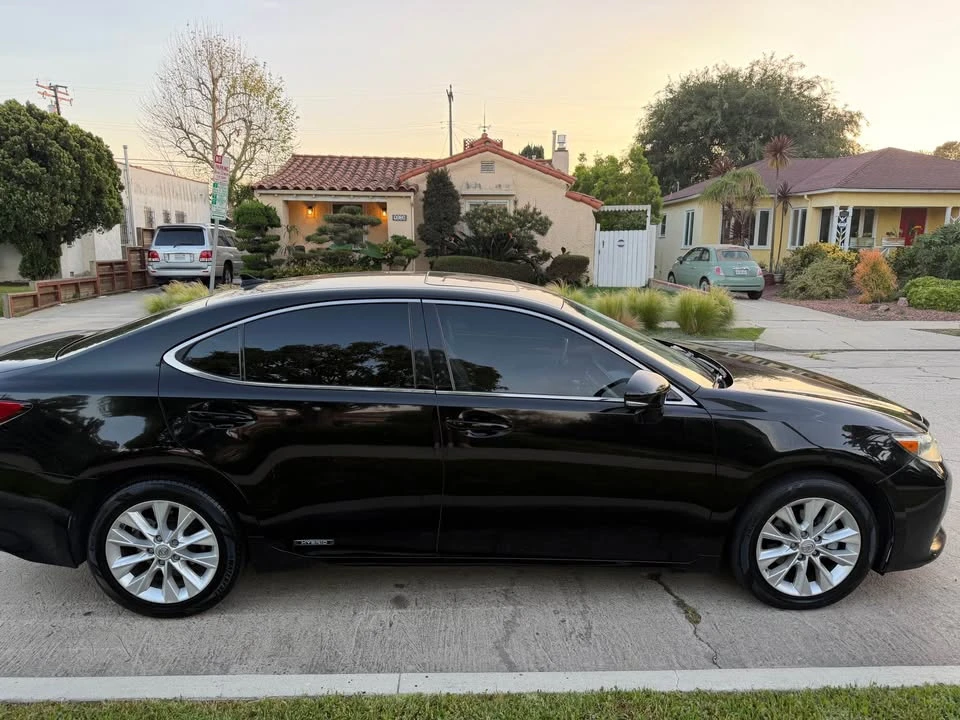 2013 Lexus ES 6th Gen - Image 3 of 16