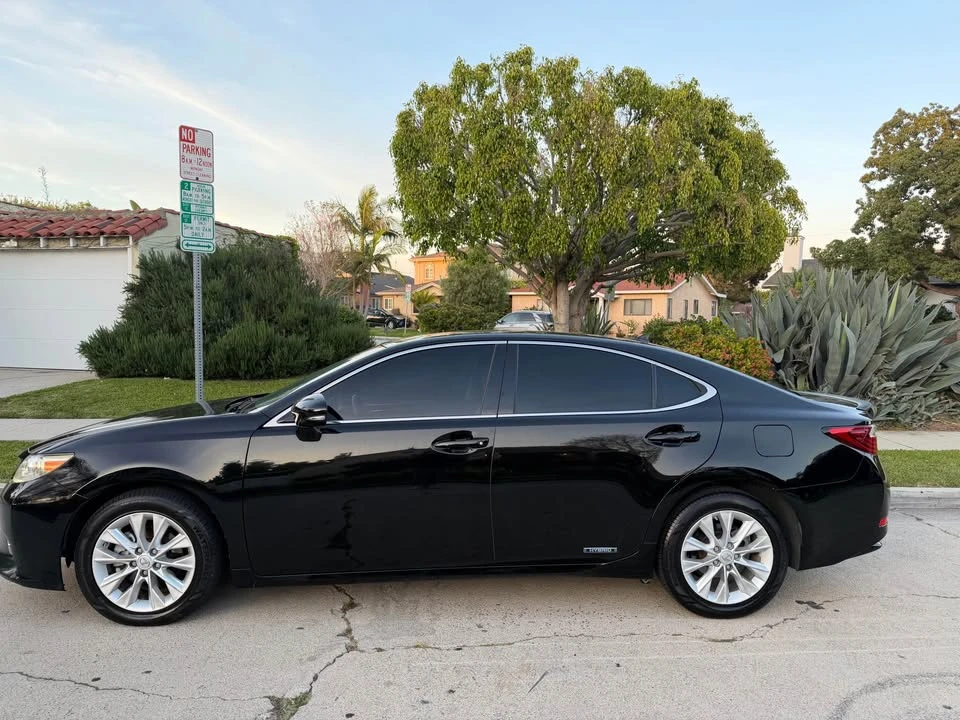2013 Lexus ES 6th Gen - Image 7 of 16