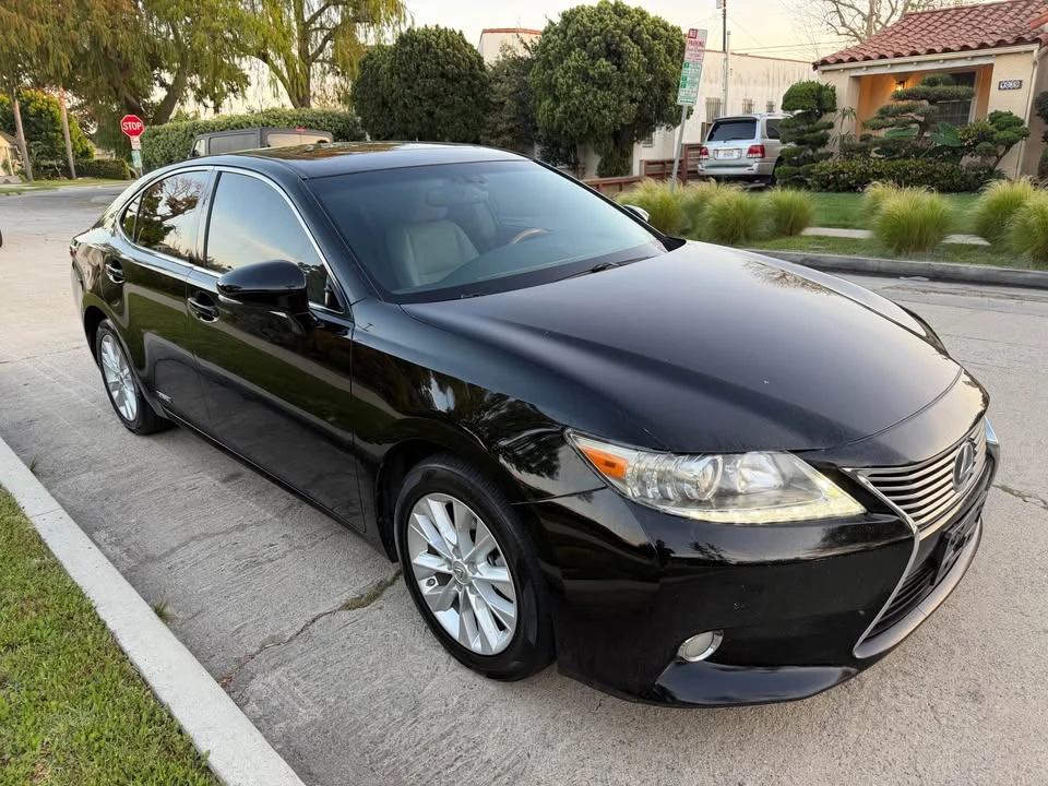 2013 Lexus ES 6th Gen - Image 4 of 16