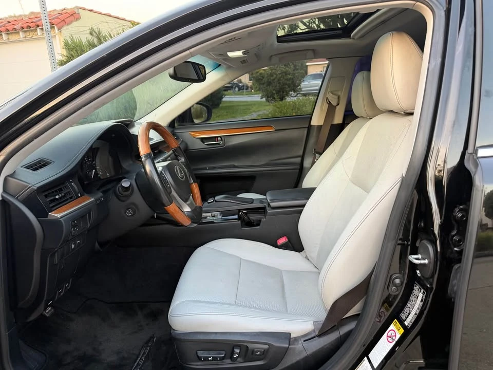 2013 Lexus ES 6th Gen - Image 10 of 16