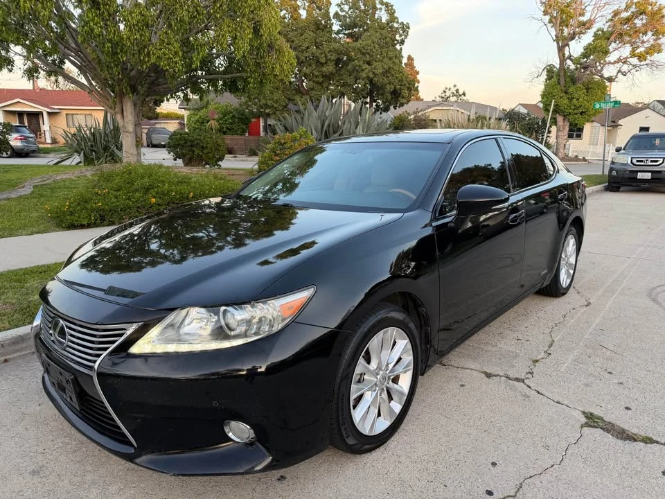 2013 Lexus ES 6th Gen - Image 6 of 16