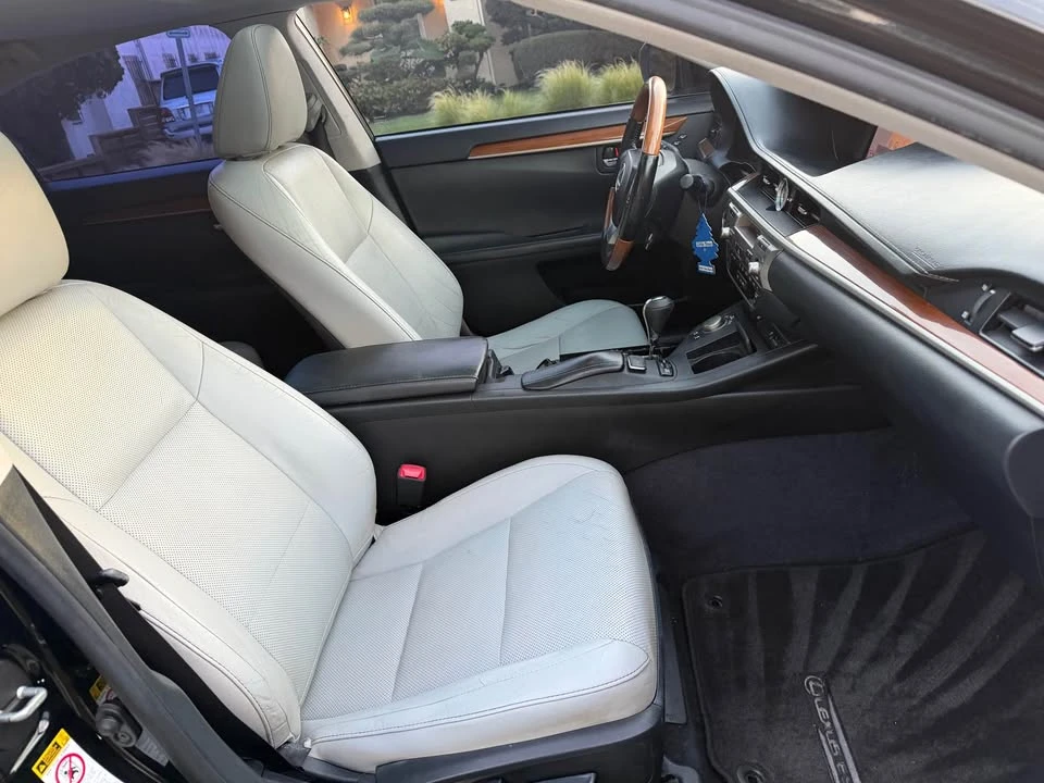 2013 Lexus ES 6th Gen - Image 11 of 16