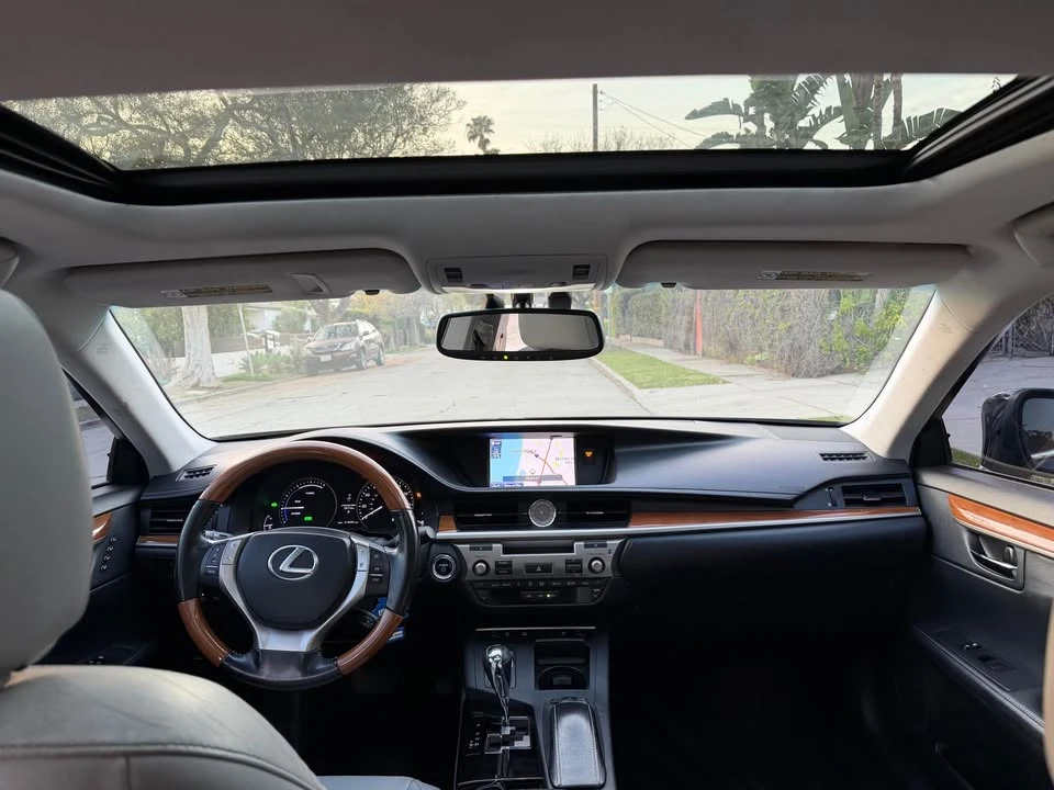 2013 Lexus ES 6th Gen - Image 9 of 16