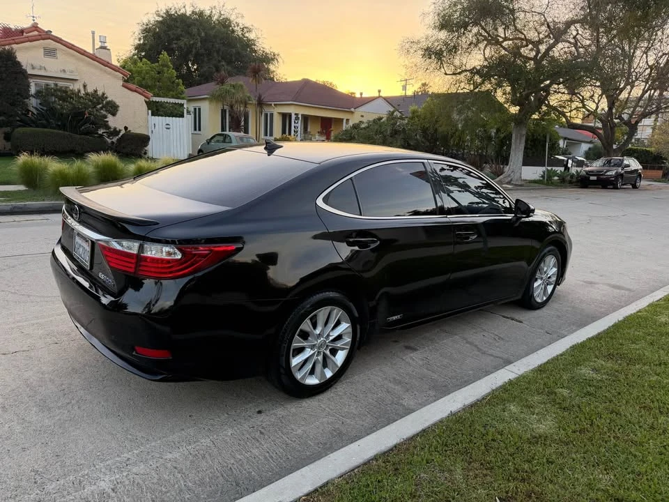 2013 Lexus ES 6th Gen - Image 2 of 16
