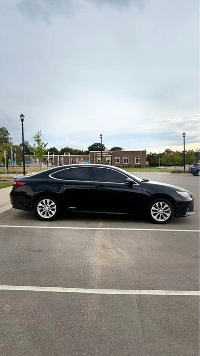 2013 Lexus ES 6th Gen - Image 5 of 14