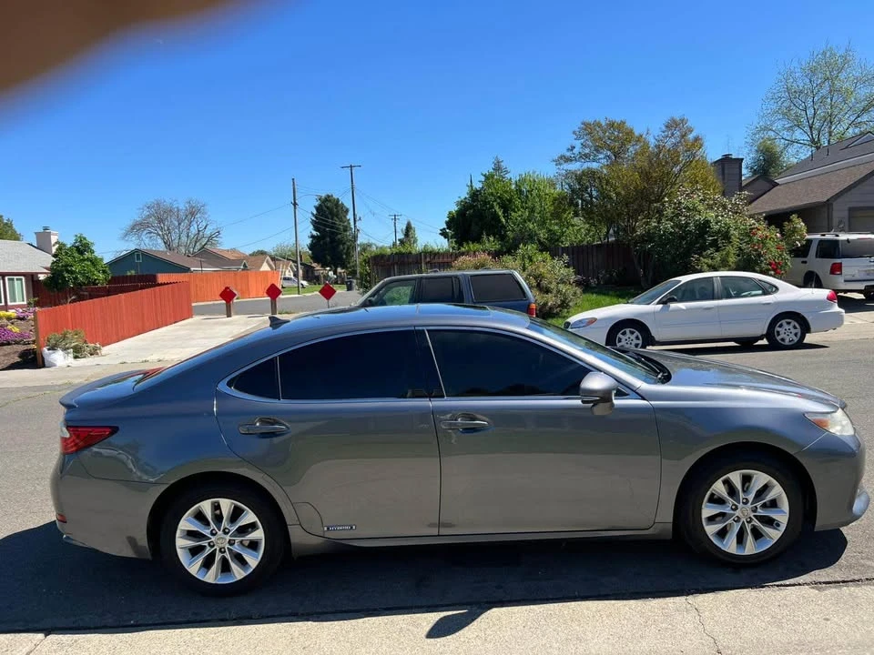 2013 Lexus ES 6th Gen - Image 5 of 9