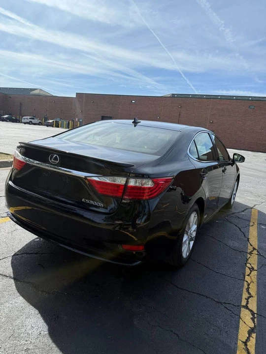 2013 Lexus ES 6th Gen - Image 3 of 8
