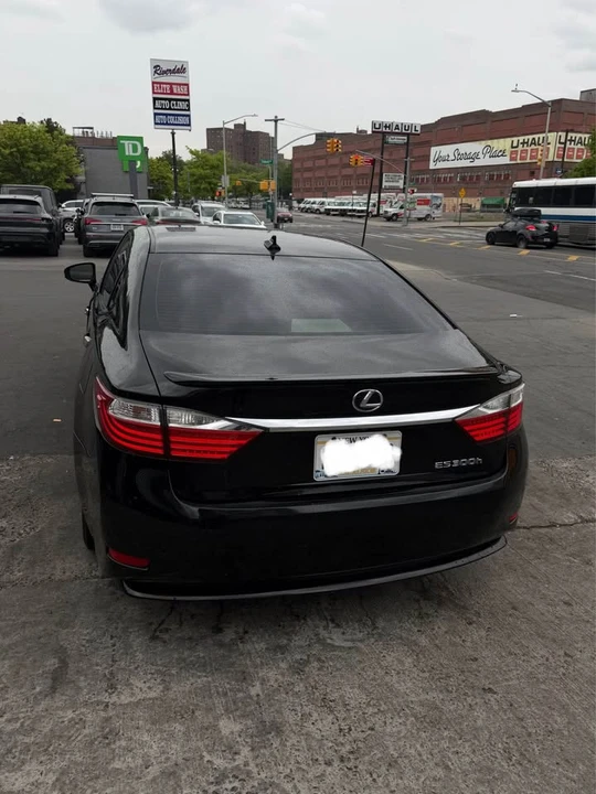 2013 Lexus ES 6th Gen - Image 2 of 11