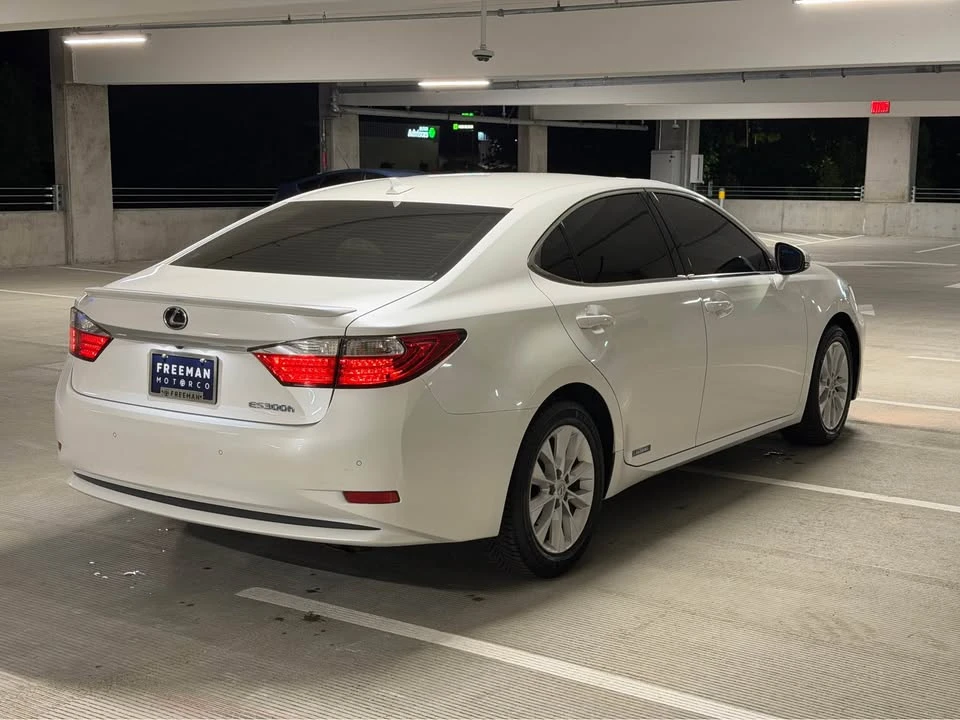 2013 Lexus ES 6th Gen - Image 5 of 8