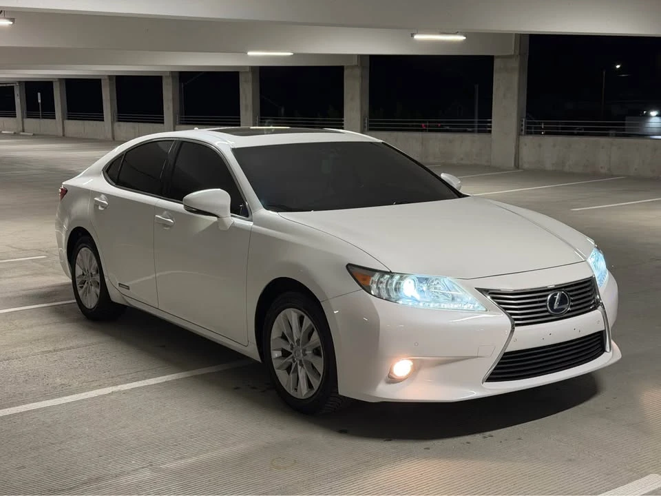 2013 Lexus ES 6th Gen - Image 3 of 8