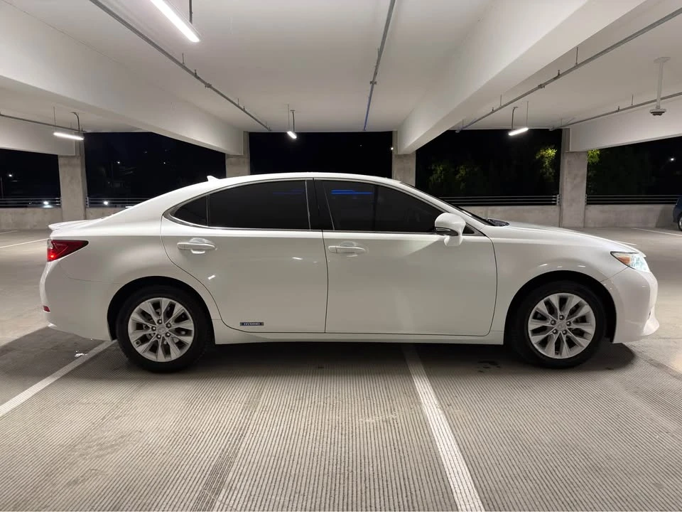 2013 Lexus ES 6th Gen - Image 4 of 8