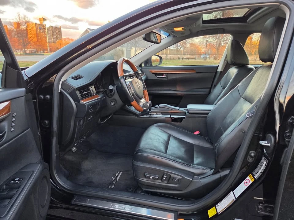 2013 Lexus ES 6th Gen - Image 9 of 16