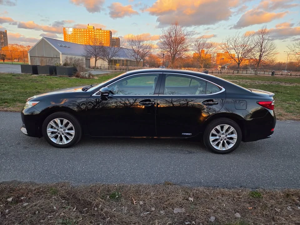2013 Lexus ES 6th Gen - Image 4 of 16