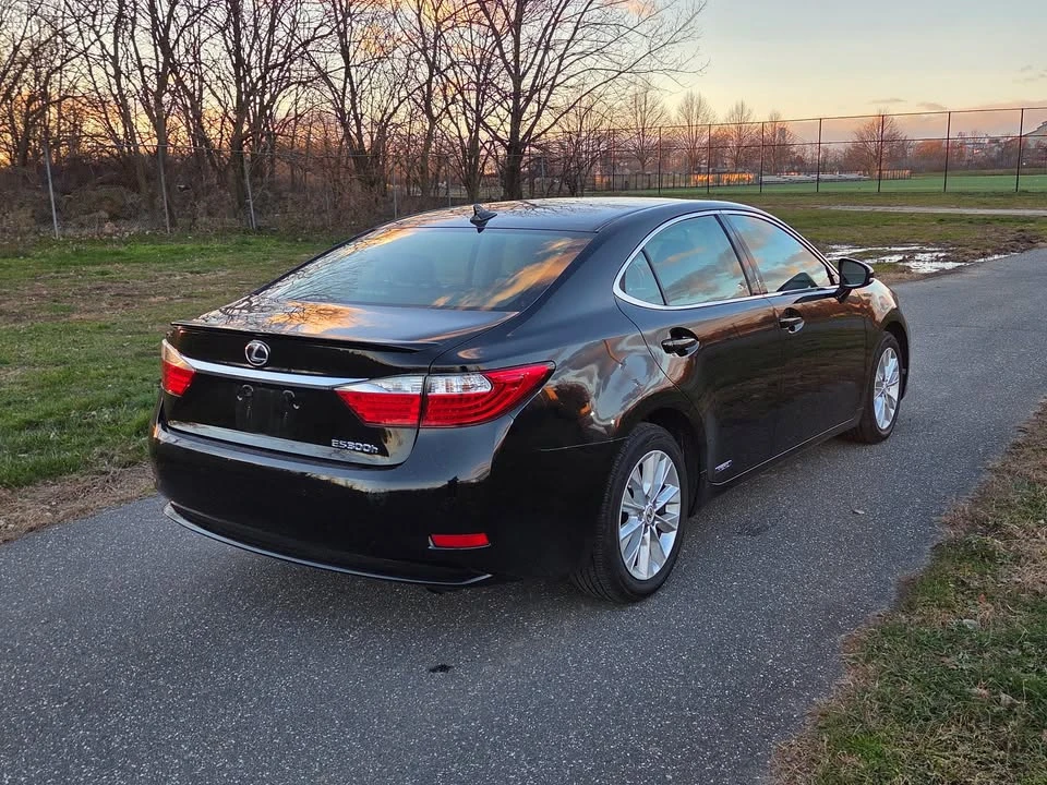 2013 Lexus ES 6th Gen - Image 7 of 16