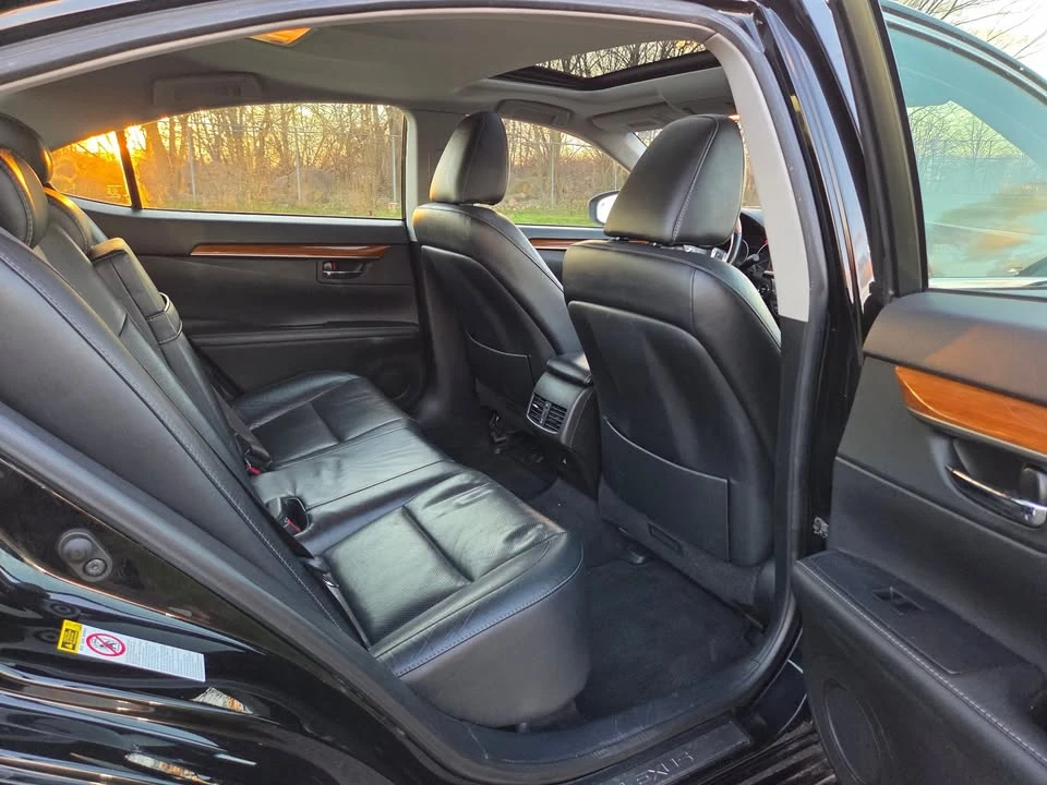 2013 Lexus ES 6th Gen - Image 11 of 16