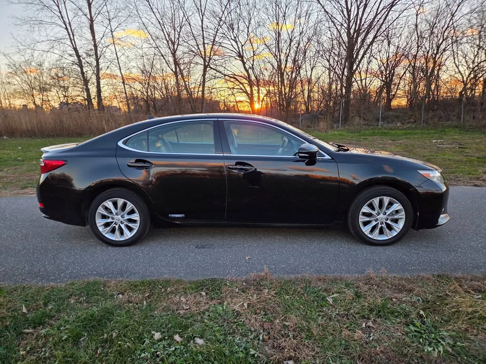 2013 Lexus ES 6th Gen - Image 8 of 16