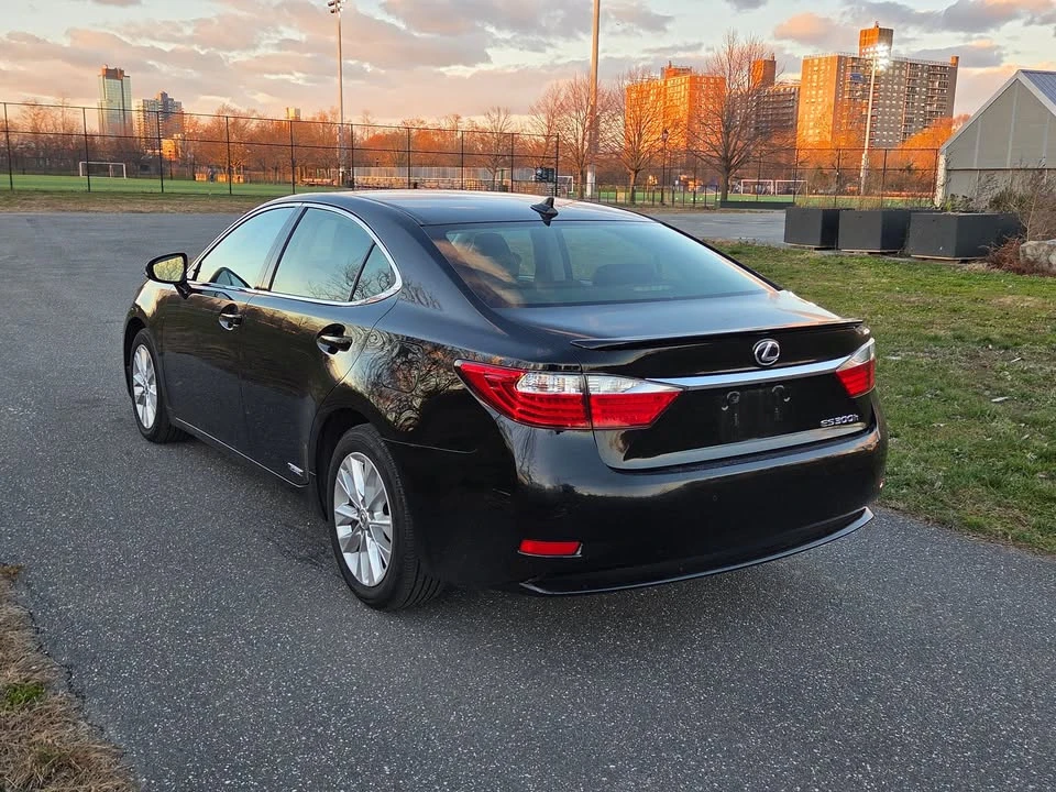 2013 Lexus ES 6th Gen - Image 5 of 16