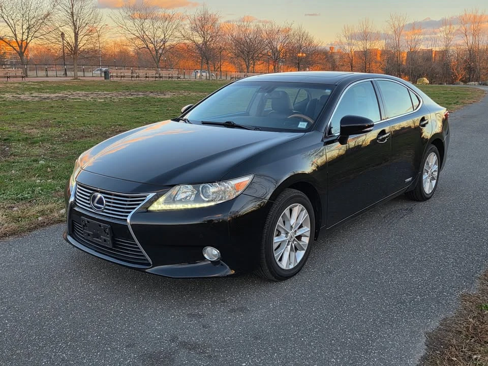 2013 Lexus ES 6th Gen - Image 3 of 16