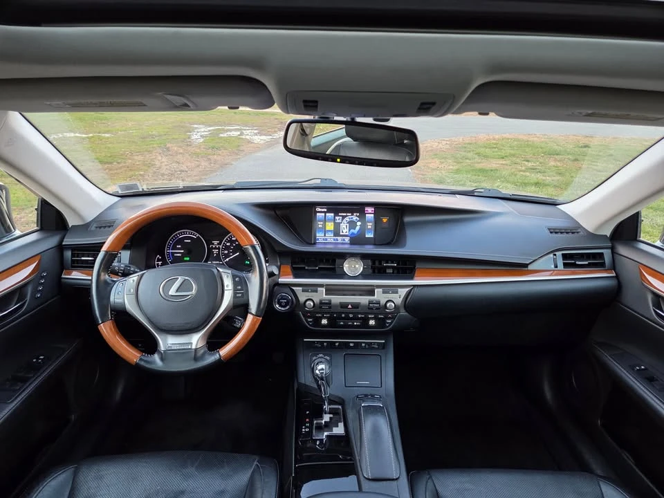2013 Lexus ES 6th Gen - Image 13 of 16