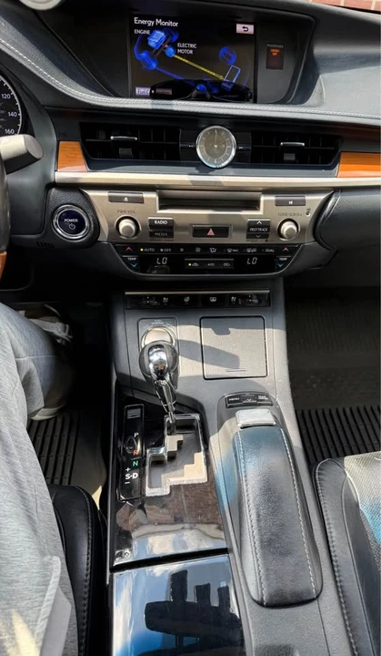 2013 Lexus ES 6th Gen - Image 15 of 18