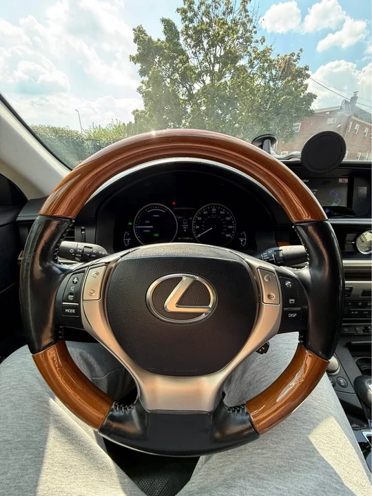 2013 Lexus ES 6th Gen - Image 16 of 18