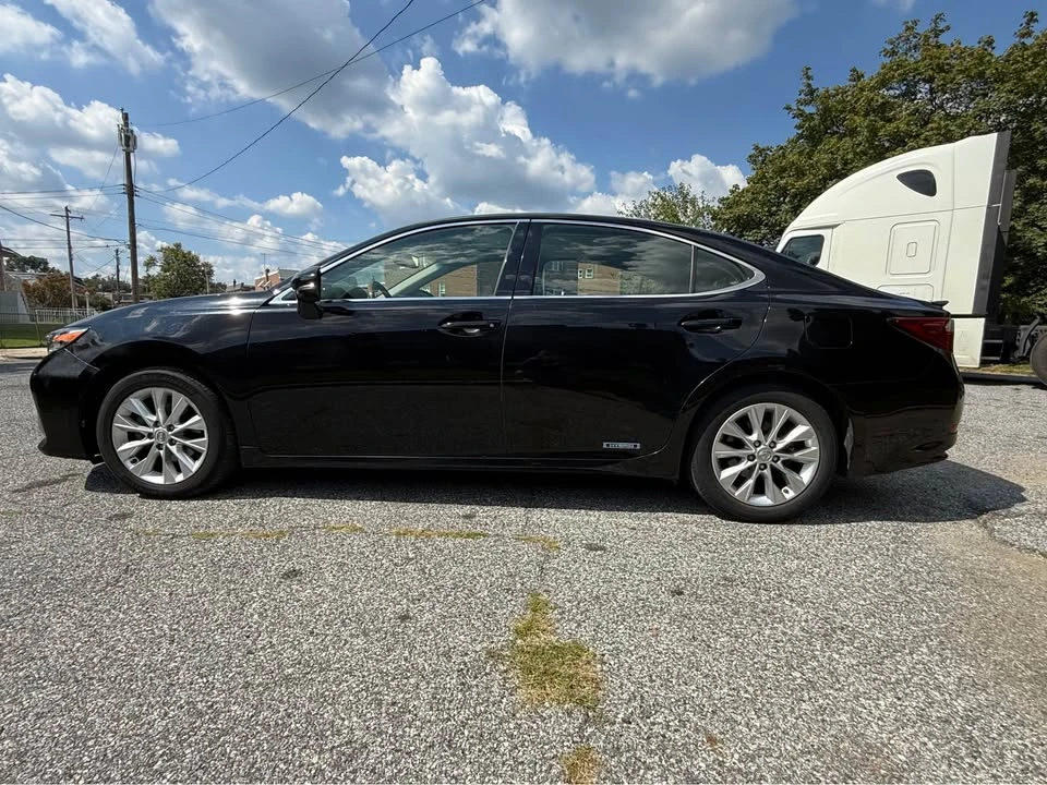 2013 Lexus ES 6th Gen - Image 2 of 18