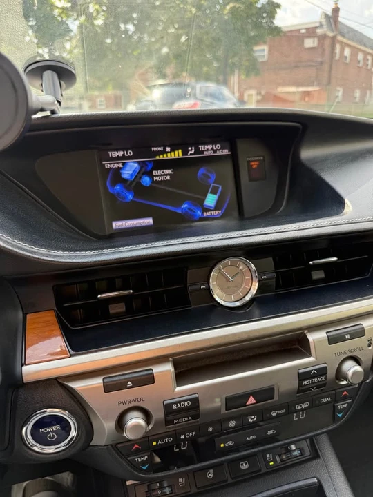 2013 Lexus ES 6th Gen - Image 17 of 18