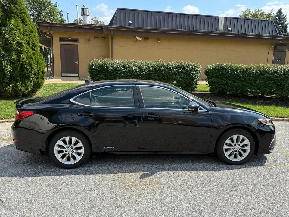 2013 Lexus ES 6th Gen - Image 3 of 18