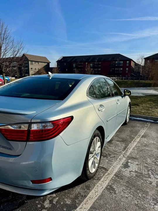 2013 Lexus ES 6th Gen - Image 2 of 10