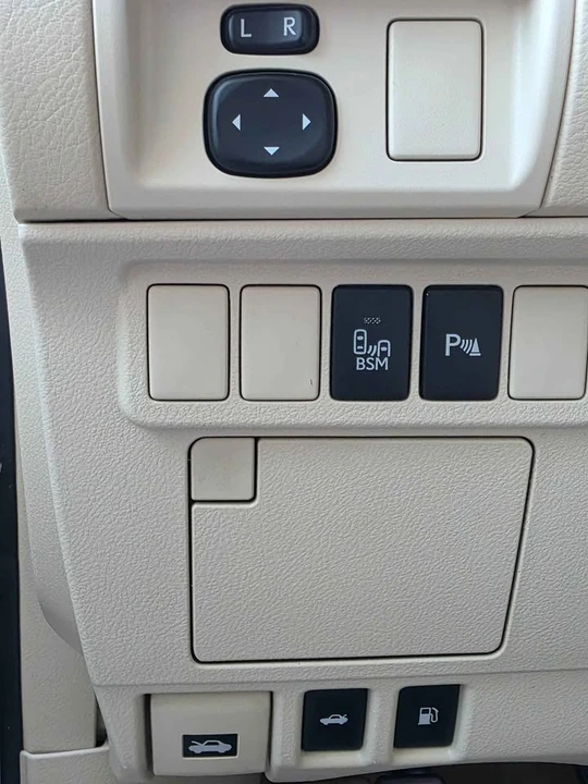 2013 Lexus ES 6th Gen - Image 7 of 10