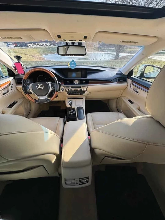 2013 Lexus ES 6th Gen - Image 6 of 10