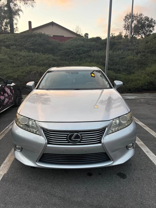 2013 Lexus ES 6th Gen - Image 2 of 11