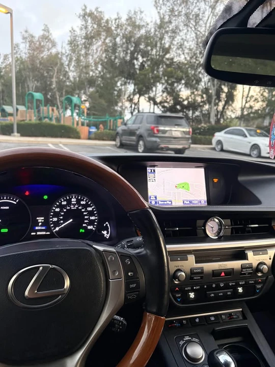 2013 Lexus ES 6th Gen - Image 10 of 11