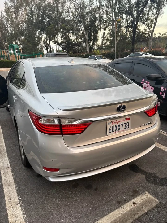 2013 Lexus ES 6th Gen - Image 5 of 11