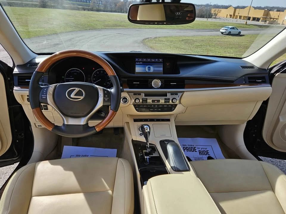 2013 Lexus ES 6th Gen - Image 8 of 13