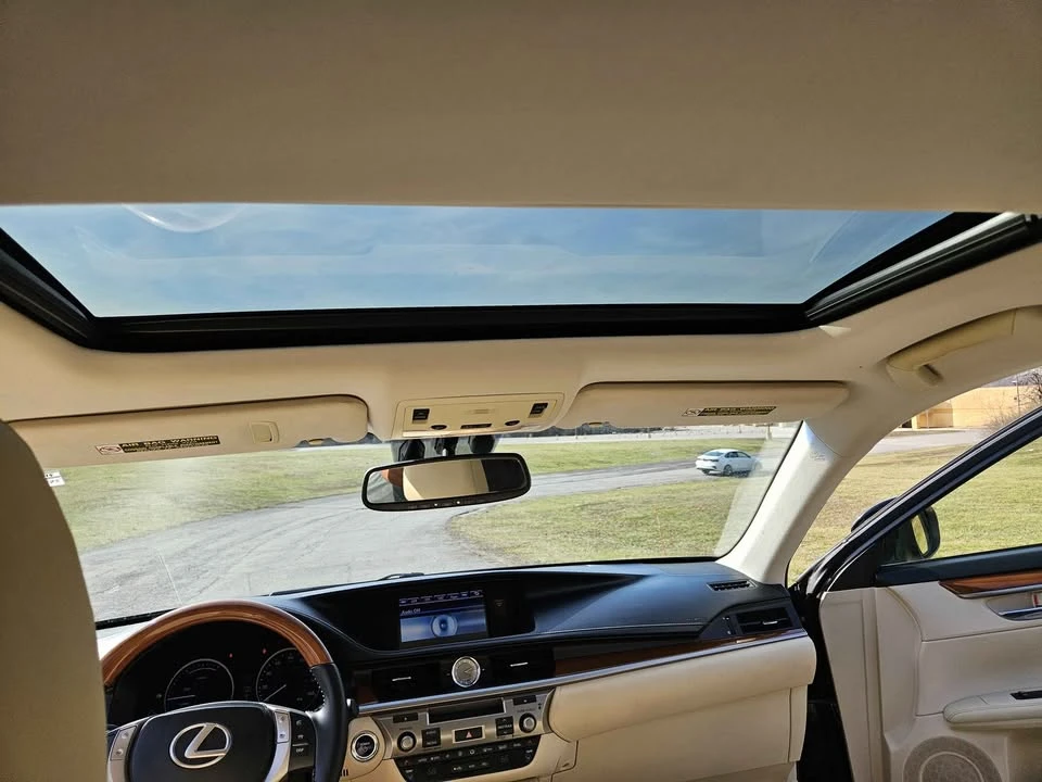2013 Lexus ES 6th Gen - Image 9 of 13