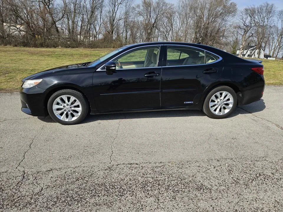 2013 Lexus ES 6th Gen - Image 2 of 13