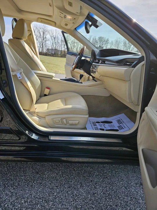 2013 Lexus ES 6th Gen - Image 5 of 13