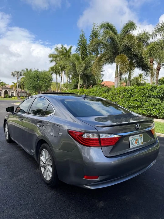 2013 Lexus ES 6th Gen - Image 2 of 19