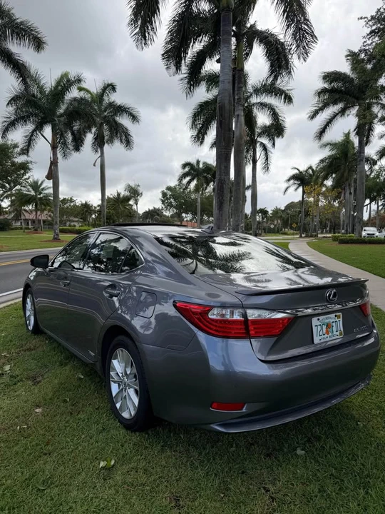 2013 Lexus ES 6th Gen - Image 9 of 19