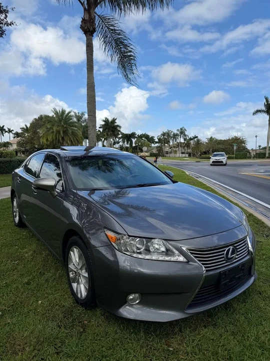 2013 Lexus ES 6th Gen - Image 10 of 19