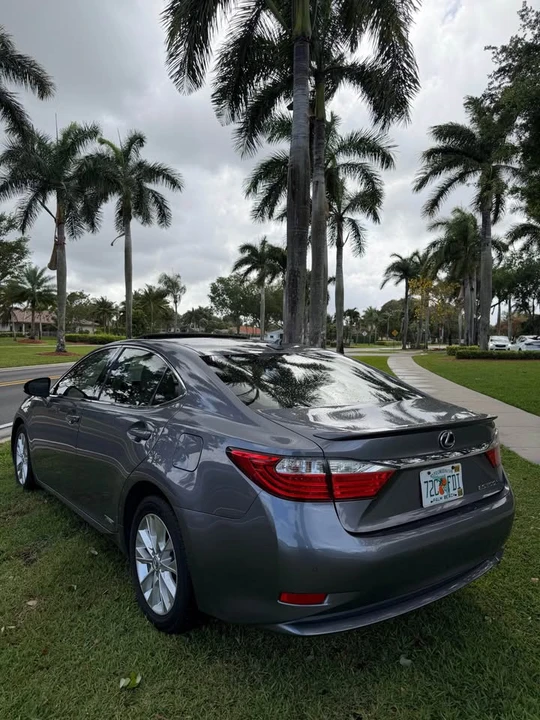 2013 Lexus ES 6th Gen - Image 8 of 19