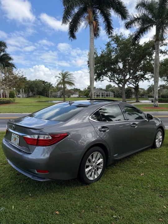 2013 Lexus ES 6th Gen - Image 11 of 19