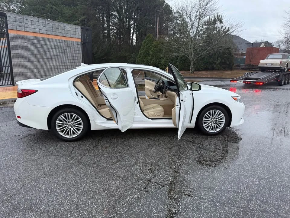 2013 Lexus ES 6th Gen - Image 7 of 15