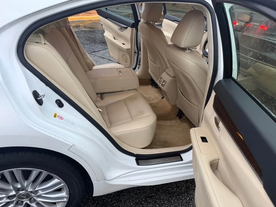 2013 Lexus ES 6th Gen - Image 8 of 15