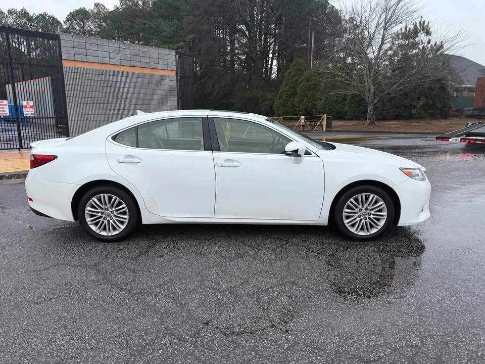 2013 Lexus ES 6th Gen - Image 3 of 15