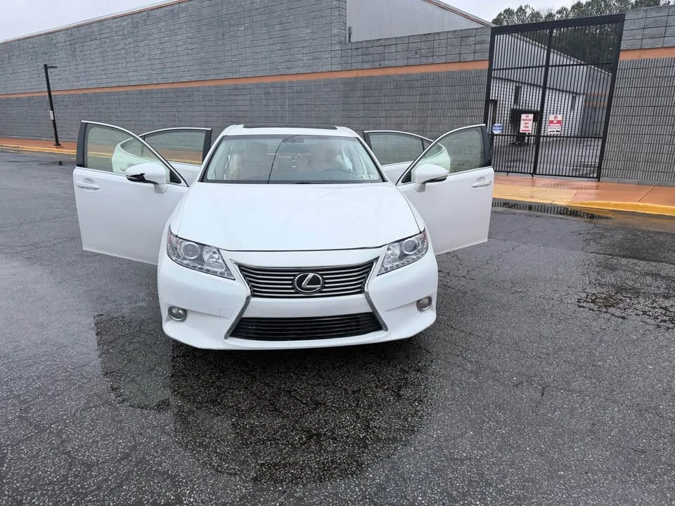 2013 Lexus ES 6th Gen - Image 10 of 15