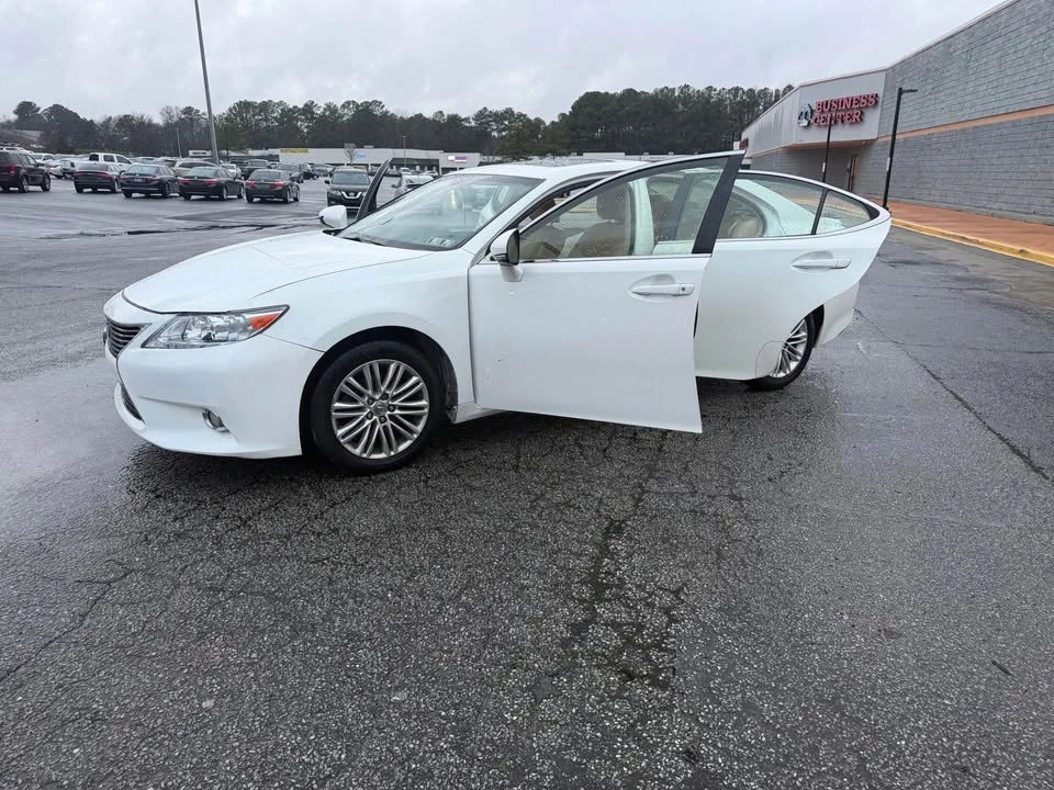 2013 Lexus ES 6th Gen - Image 11 of 15