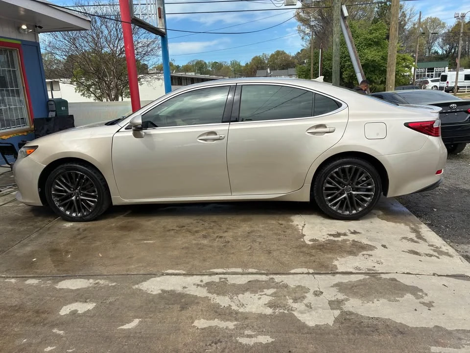 2013 Lexus ES 6th Gen - Image 3 of 8